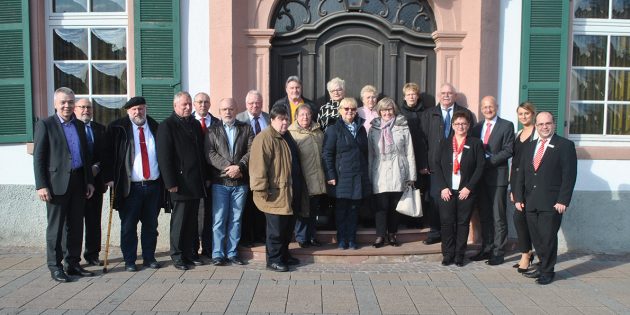 Der Vorstandsvorsitzende der Sparkasse Worms-Alzey-Ried, Dr. Marcus Walden, und die Gebietsdirektoren für Bürstadt und Lampertheim, Martina Desch und Marc Sittel, verteilten 8.300 Euro an die Vertreter wohltätiger Vereine im Ried. Foto: Benjamin Kloos 