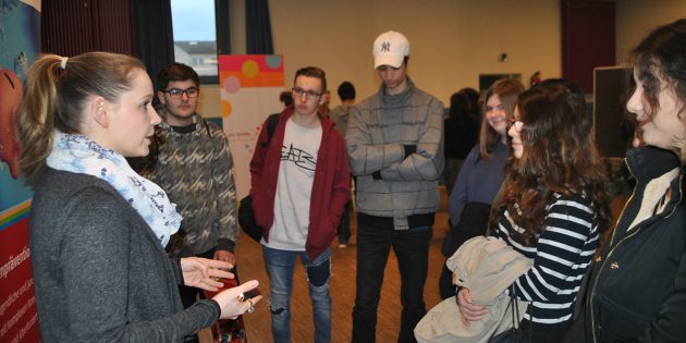 Die 31. Projektwoche bietet Schülern der 8. Klassen der Hauptschulen in Lampertheim Einblicke in Institutionen, die Jugendarbeit leisten – wie hier die die AWO Schuldenberatung und die Drogenberatung „Prisma”. Heike Bamberg (l.) erläuterte zu Beginn der Projektwoche deren Aufbau und Aufgaben. Foto: Benjamin Kloos