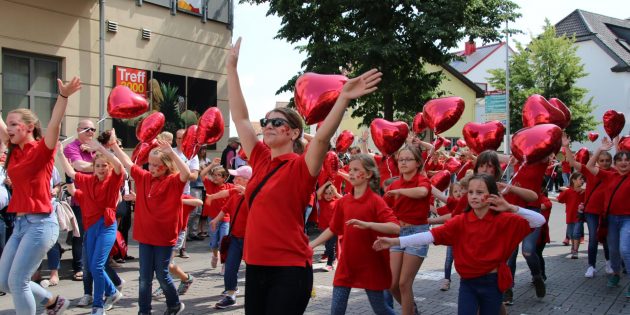 Bürstadt präsentierte sich anlässlich der 1250-Jahr-Feier mit viel Herz – und neben den Programmpunkten, der Stimmung und der Resonanzen haben auch die Finanzen gestimmt. Archivfoto: Hannelore Nowacki