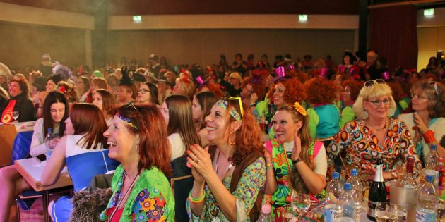 uf der Bühne und im Saal ging es rund. Foto: Hannelore Nowacki