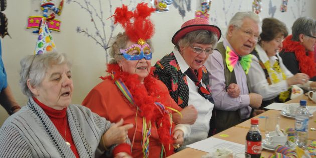 Ausgelassene Stimmung zur Fastnacht hat in der Seniorenbegegnungsstätte „Alte Schule“ Tradition. Foto: Benjamin Kloos