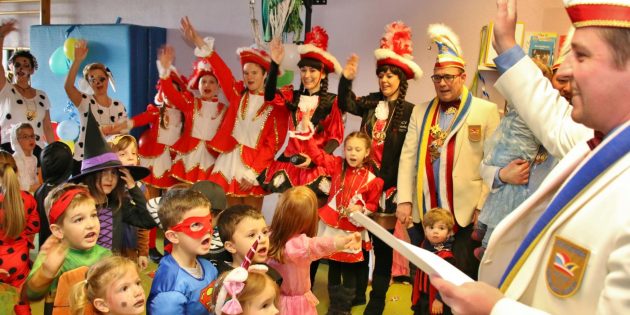 „Howwe Helau“ heißt es zur Fastnacht in Hofheim, das lernten die Kinder von St. Michael schnell. Mit drei donnernden Howwe Helau verabschiedeten sich HCV-Sitzungspräsident Alexander Scholl und die Mitglieder der Garden und Elferrat von den Kindern. Foto: Hannelore Nowacki