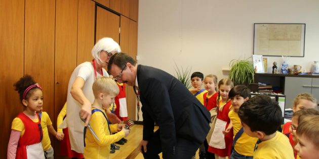 Spaß, als der Bürgermeister zum Almöhi wird