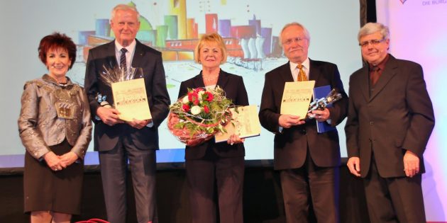 Hohe  Auszeichnungen  der Stadt  Bürstadt  wurden  im  Rahmen  des  Neujahrsempfangs verliehen.  Im  Bild:  Bürgermeisterin  Barbara  Schader  mit  Peter Tschirch, Renate  Gayer, Dr. Helmut  K aupe  und  Erstem  Stadtrat  Walter Wiedemann. Foto:  Hannelore  Nowacki