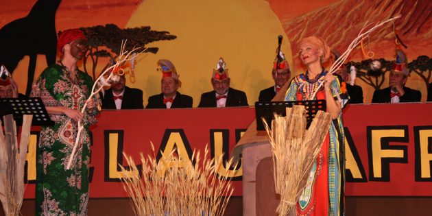 Piksten die Bibliser auch aus dem fernen Afrika mit der Voodoo Nadel: Christine Müller und Martina Hüter als Magret und Lisbett. Foto: Eva Wiegand