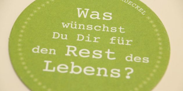 Denkdeckel mit ungewöhnlichen Botschaften bescherten nachdenkliche Momente. Foto: Hannelore Nowacki