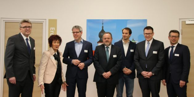 Fototermin vor den Vorträgen zum Thema „Digitalisierung der Landwirtschaft“ mit Raiba-Vorstand Claus Diehlmann (von links), Bürgermeisterin Barbara Schader, Landrat Christian Engelhardt, die Referenten Dr. Martin Kunisch und Hans Back, Dr. Mattias Zürker, Geschäftsführer der Wirtschaftsförderung Bergstraße und Raiba-Vorstand Frank Ohl. Foto: Hannelore Nowacki