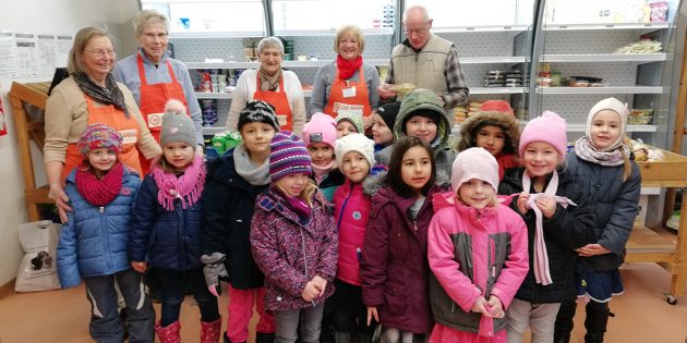 Das Team der Lampertheimer Tafel freute sich über den Besuch und die Spende der Vorschulkinder der Kita Pater Alfred Delp. Foto: oh