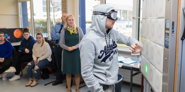 Interessiert verfolgte die Erste Kreisbeigeordnete Diana Stolz (2.v.r.), wie Schüler der ESS an der T-Wall mithilfe einer entsprechenden Brille den Reaktionsverlust im Rausch vermittelt bekamen. Foto: Benjamin Kloos