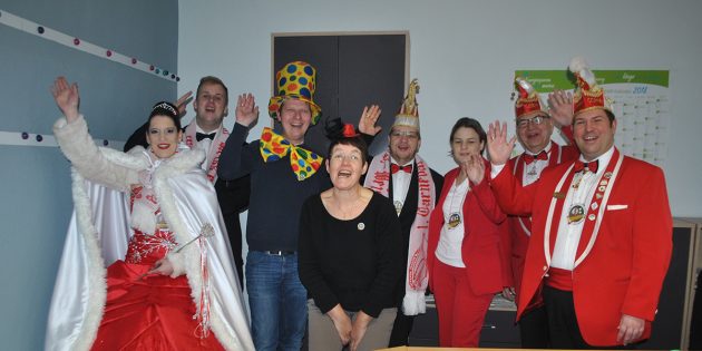Die Belegschaft des TIP freute sich über närrischen Besuch am Freitagmorgen und begrüßte Stadtprinzessin Jennifer I. inklusive ihrem Gefolge. Foto: Hildegard Schwara