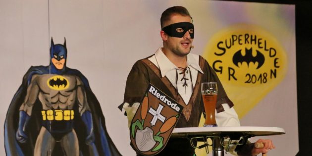 üttenredner Sebastian Kreiling hatte nicht gereimt, dafür aber kräftig derb verbal ausgeholt.  Foto: Hannelore Nowacki