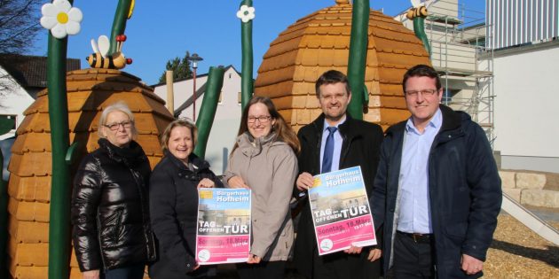 Auf dem fantasievoll gestalteten Spielplatz für die Kinderkrippe, unter strahlend blauem Himmel, präsentierten Ortsvorsteher Alexander Scholl (von links), Erster Stadtrat Jens Klingler, Natascha Göttig, Dorit Folz und Petra Heß das Plakat mit Einladung zum „Tag der offenen Tür“ am Sonntag, 18. März von 13 bis 17 Uhr im Bürgerhaus und Kinderkrippe „Kleines Ich“, Balthasar-Neumann-Straße 1-3. Foto: Hannelore Nowacki