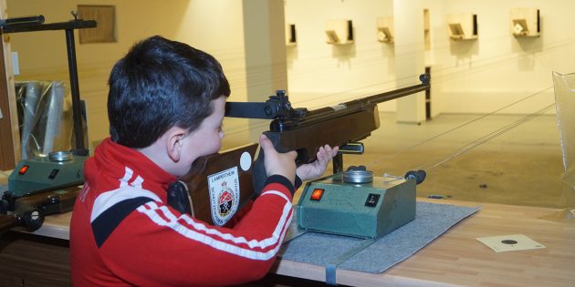 Der 10-jährige Leonis durfte dieses Jahr zum ersten Mal Luftgewehr schießen und hatte sichtlich seine Freude daran. Foto: Sigrid Samson