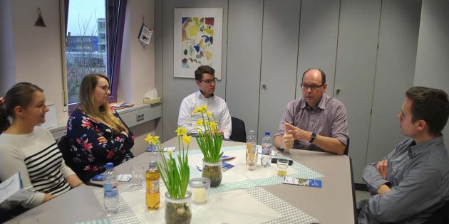 Günther Baus, Vorsitzender der Lebenshilfe Lampertheim und Ried e.V. (2.v.r.), erläuterte den Mitgliedern der Jusos und SPD-Landtagskandidat Marius Schmidt (3.v.l.) die aktuellen Planungen der Lebenshilfe. Foto: Benjamin Kloos