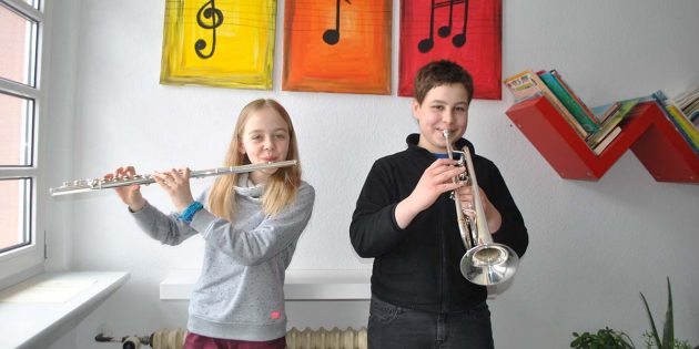 Mit Spaß an der Musik waren sie beim Regionalwettbewerb „Jugend musiziert” erfolgreich: Henrike Stöckinger und Thomas Billau (v.l.). Foto: Benjamin Kloos