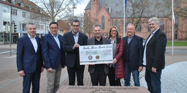 „Tach, Herr Bach" war auch 2018 wieder ein voller Erfolg. Sehr zur Freude von Musikschulleiter Joachim Sum (4.v.l.) und Dr. Nikolaus Selzer (3.v.l.), die im Beisein von Bürgermeister Gottfried Störmer (l.) und Fachdienstleiter Manfred Scholz (r.) aus den Händen von Marianne Michels-Junglas (3.v.r.) und Erich Maier (2.v.r.; beide Rotary Club Lampertheim), sowie Dieter Herb vom Lions Club einen Scheck in Höhe von 5.000 Euro entgegennehmen konnten. Foto: Benjamin Kloos