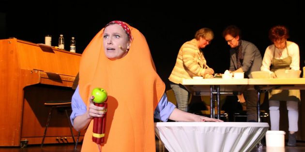 Als explosive Karotte machte sich Kabarettistin Yvonne Hotz über aufgehübschte Äpfel und andere Zumutungen her. Foto: Hannelore Nowacki