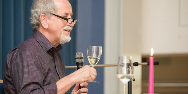 Weingenuss hatte Dekan Karl Hans Geil bei seinen Erläuterungen im Sinn, verbunden mit vielen interessanten Ausführungen zu Rebsorten, Bodenbeschaffenheit und Ausbau mit Auswirkung auf Düfte und Geschmack. Foto: Hannelore Nowacki