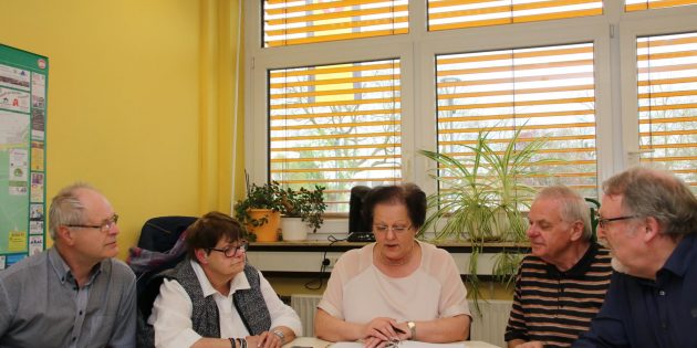 Im Bürstädter Rathaus, Zimmer 102, bietet der Seniorenbeirat jeden 2. Donnerstag im Monat seine Sprechstunde an. Anregungen und Kritik von älteren Einwohnern werden an die politischen Gremien weitergeleitet. Beispielsweise bei Ausschusssitzungen kann der Seniorenbeirat seine Themen einbringen, die für die ältere Generation von Bedeutung sind. Im Bild (von links): Siegfried Gebhardt, Inge Kilian, Ortrud Goertz, Adam Kroll und Friedolf Joetten. Mitglied im Seniorenbeirat sind auch Christel Kroll, Christina Kilian und Annerose Bechtloff. Foto: Hannelore Nowacki