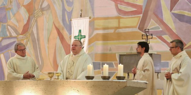 In der katholischen Pfarrkirche Mariä Verkündigung fand der Gottesdienst zur Verabschiedung von Pfarrer Erhard Schmitt statt. Am Altar Pfarrer Angelo Stipinovich, Pfarrer Erhard Schmitt, Pfarrer Patrick Fleckenstein und Pfarrvikar Virginijus Grigutis. Foto: Hannelore Nowacki