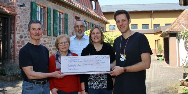 Die Fastnachter Canisiushaus sorgten mit ihrer 1000-Euro-Spende für Freude beim Wirtschaftsausschuss, der sich für die Runderneuerung des Canisiushauses einsetzt: Bernhard Appelt, Angela Appelt, Bernd Hagemann, Nicole Bittmann und Sitzungspräsident Alexander Rank. Foto: Hannelore Nowacki