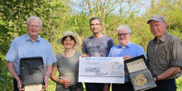 Allseitige Freude – die Vorstandsmitglieder Peter Tschirch und Hans-Jürgen Brems (im blauen Hemd) überbrachten die 500-Euro-Spende an den NABU, dessen Erster Vorsitzender Michael Held (Mitte) sowie die NABU-Mitglieder Walter Schuck und Beate Holzheid, die in der Fledermausprojektgruppe aktiv sind, bedankten sich. Foto: Hannelore Nowacki