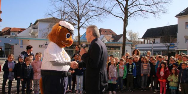 Großer Empfang für den Kinderkommissar Leon im Live-Format, den Bürgermeister Gottfried Störmer bei der Eröffnungsveranstaltung der Projekte „Sicherer Schulweg“ und „Grüne Meile“ willkommen hieß. Foto: Hannelore Nowacki
