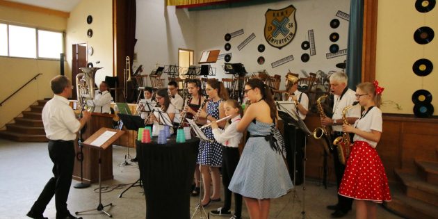 Beschwingt leitete das Newcomer-Orchester unter der Leitung von Helmut Baumer das Unterhaltungsprogramm ein. Foto: Hannelore Nowacki