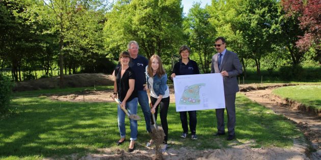 Im Grünen liegt der Spielplatz, aber auch an der B 44. In vier Wochen soll die Renovierung und Umgestaltung fertig sein. Im Bild (von links): Julia Herd, Joachim Gölz, Carina Holstein, Ulrike Schmitzer und Bürgermeister Felix Kusicka. Foto: Hannelore Nowacki