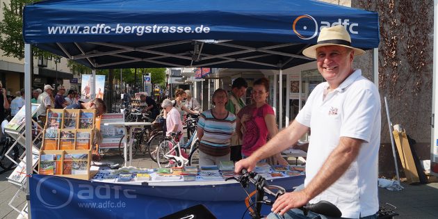 Bei der Fahrradbörse konnten Räder verkauft, gekauft oder codiert werden - ADFC-Vorstandsmitglied Ralf Dickhaut (r.) und weitere Mitglieder an ihrem Infostand auf dem Schillerplatz. Foto: Sigrid Samson