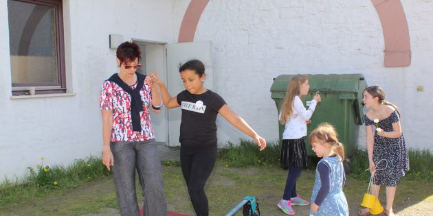 Slackline, Dosenwerfen und Buttons gestalten kam bei den Schülern ebenfalls gut an. Foto: Eva Wiegand