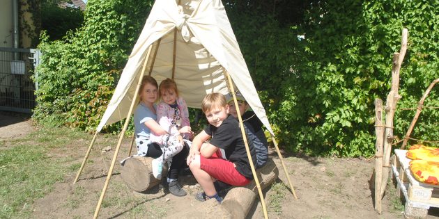 Auf der neuen Wiese der Bürstädter Schillerschule wurden unter anderem eigene Tipis errichtet. Foto: Benjamin Kloos