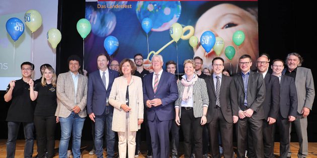Die rheinland-pfälzische Ministerpräsidentin Malu Dreyer und der Wormser Oberbürgermeister Michael Kissel (beide Mitte) stellten heute mit den verschiedenen Akteuren das Programm zum Rheinland-Pfalz-Tag 2018 vor. Foto: Rudolf Uhrig