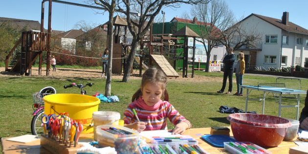 Wie soll der Spielplatz am Martin-Luther-Platz künftig aussehen? Lampertheimer Kinder nutzten am Freitag die Gelegenheit, ihre Wünsche und Ideen zu äußern. Foto: Benjamin Kloos