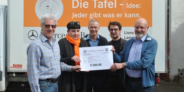 Die beiden Teamleiter Fahrer der Tafel Lampertheim, Karlheinz Stumpf und Isabelle Moeller-Dutoit, freuen sich über die Spende der Stadtökumene, vertreten durch Pater Jörg Lüling, Pfarrer Patrick Fleckenstein und Bernd Lohmann (v.l.). Foto: Benjamin Kloos