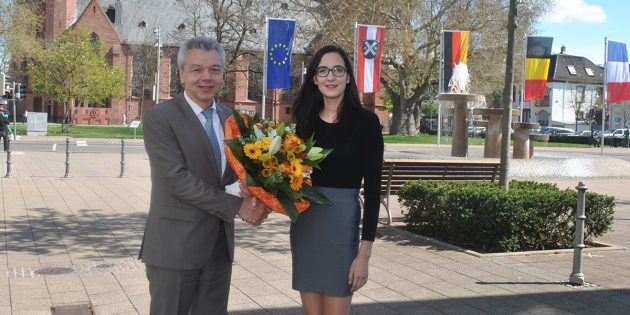 Bürgermeister Gottfried Störmer gratulierte Christin Hilsheimer zur Wahl – die Inthronisierung erfolgt am 8. Juni, wenn das Spargelfest eröffnet wird. Foto: Benjamin Kloos