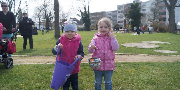 Leonie und Lina (v.l.) präsentierten stolz ihre Errungenschaften bei der Ostereiersuche im Stadtpark. Foto: Sigrid Samson