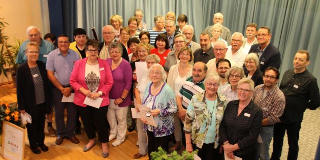 Auf der Bühne versammelten sich die Jubilare, die für ihr 10-jähriges Engagement bei der Lampertheimer Tafel ausgezeichnet wurden, sowie weitere ehrenamtliche Tafelmitarbeiter.  Foto: Hannelore Nowacki
