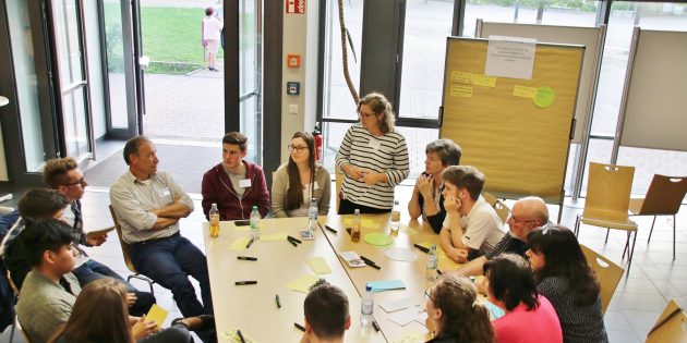 In Arbeitsgruppen machten sich die Teilnehmer des Bürgerforums Ried Gedanken zu den Lebensbedingungen in der Region im Jahr 2030. Foto: Hannelore Nowacki