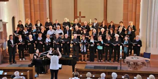 Der Frühling zeigte sich am Samstag von seiner besten Seite, harmonierend mit dem Frühlingskonzert der Gemeinde übergreifenden Dekanatskantorei in der Domkirche unter der Leitung von Heike Ittmann, am Flügel begleitet von Pianistin Ju-Hee Oh, die auch Solostücke spielte.  Foto: Hannelore Nowacki