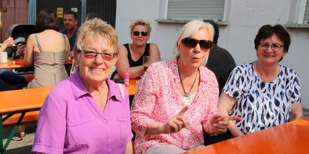 Bei der Livemusik von Alleinunterhalter „Kalli Hofmann“ kam gehobene Stimmung auf. Foto: Hannelore Nowacki