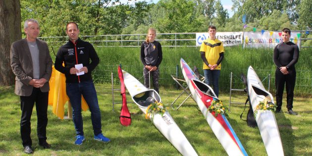 Das Taufwasser kam diesmal nicht aus der Sektflasche, sondern aus dem Kochtopf: Bürgermeister Gottfried Störmer gab im Beisein vom Vorsitzenden Torsten Ohl und den Paten (v.l.) Paula Maurer, Tim Schütz und Daniel Kroh, den drei Boote ihre Namen. Foto: Eva Wiegand