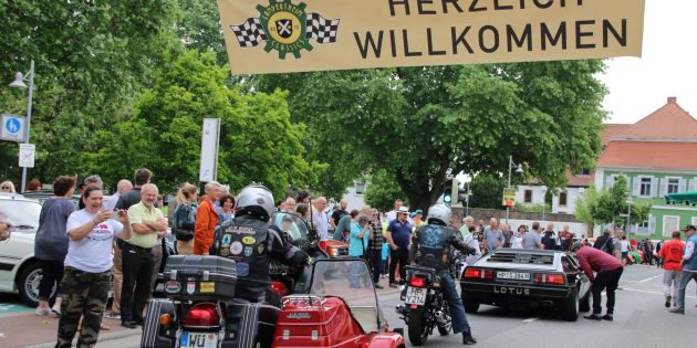 Beim Empfang der Oldtimer gab es viel zu sehen. Roland Marke entlockte den Oldtimerfahrern interessante Details. Foto: Hannelore Nowacki