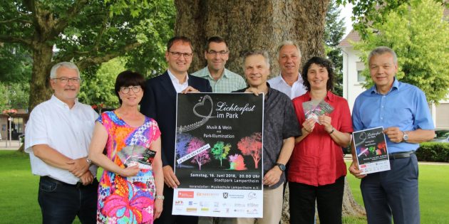Am Pressegespräch nahmen Bürgermeister Gottfried Störmer (links), Musikschulleiter Joachim Sum, Vereinsvorsitzender Dr. Nikolaus Selzer und einige Sponsoren teil. Foto: Hannelore Nowacki