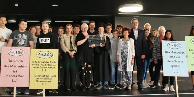Im Rahmen der Feier zum „Tag des Grundgesetzes“ und der Übergabe der gläsernen Tafel durch den Heppenheimer Club von Soroptimist International Deutschland verdeutlichte ein Rollenspiel des Ethik-Kurses in vier Szenen die ersten vier Grundgesetz-Artikel. Foto: Hannelore Nowacki