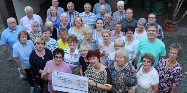 Der Katholischer Kirchenchor und Gesangverein "Cäcilia", vertreten durch die erste Vorsitzende Andrea Rank (r.), überreichte 3.000 Euro an Brigitte Becher, Kassiererin des Wirtschaftsvereins. Foto: Eva Wiegand
