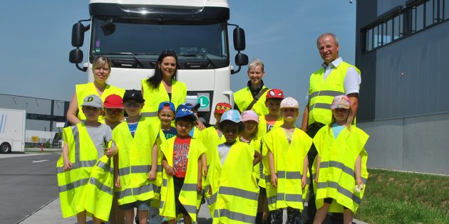 Die aktuellen und künftigen Vorschulkinder der Kita Glückskäfer erlebten einen spannenden Einblick in die Welt der Logistik. Foto: Benjamin Kloos