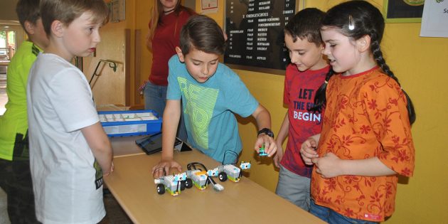 Per App gesteuerte Legofahrzeuge standen bei den jungen Forschern der Schillerschule im Mittelpunkt. Foto: Benjamin Kloos
