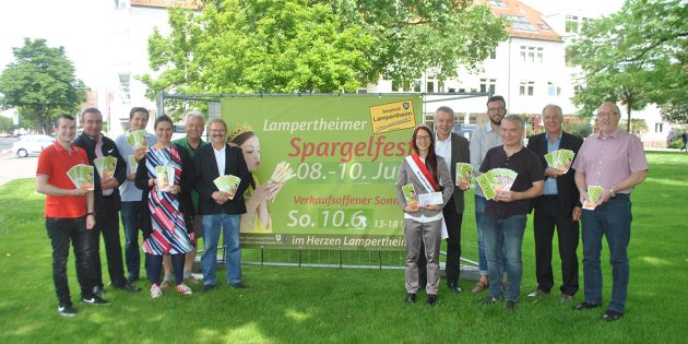 Die Organisatoren des Spargelfestes freuen sich auf die Premier des Spargelschälwettbewerbes. Auf den Sieger wartet der „Goldene Spargel" - geschaffen von der Künstler-Initiative Lampertheim. Foto: Benjamin Kloos