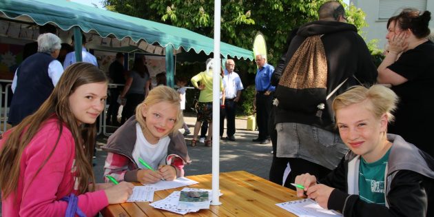 Die Bibliser Jugend beteiligte sich mit zahlreichen Vorschlägen und Wünschen für die Ideenwand im Pavillon. Foto: Hannelore Nowacki